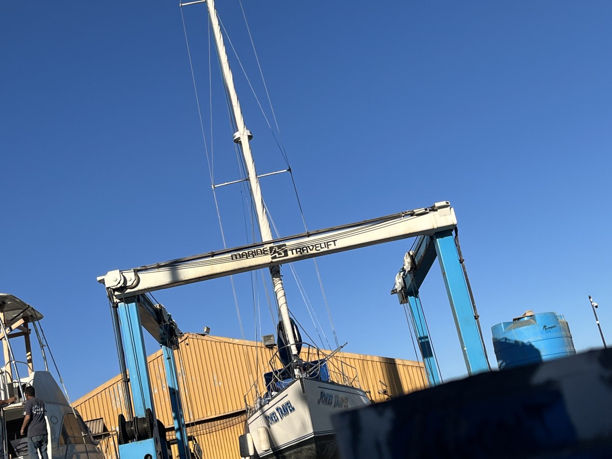 Catalina 38, hull name Jokes Travel, bow and rigging detail