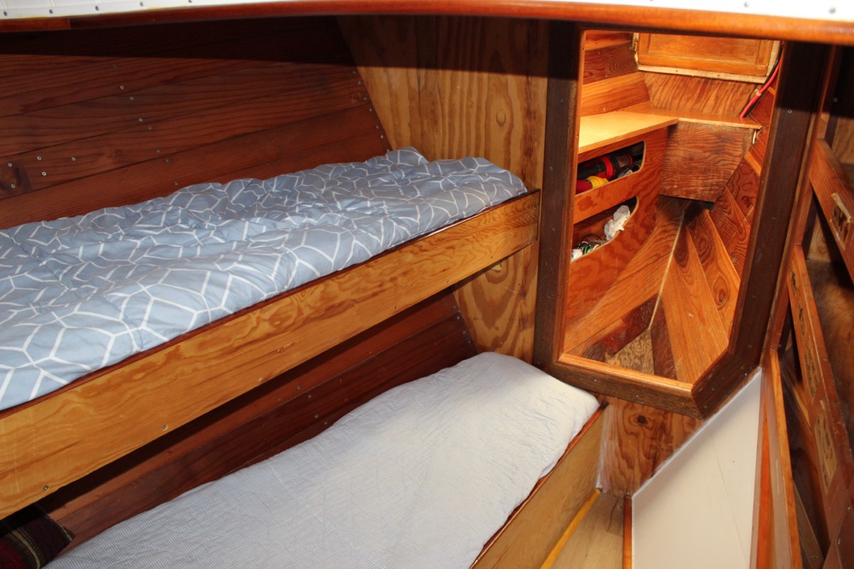 Seas Lyfe V-berth cabin